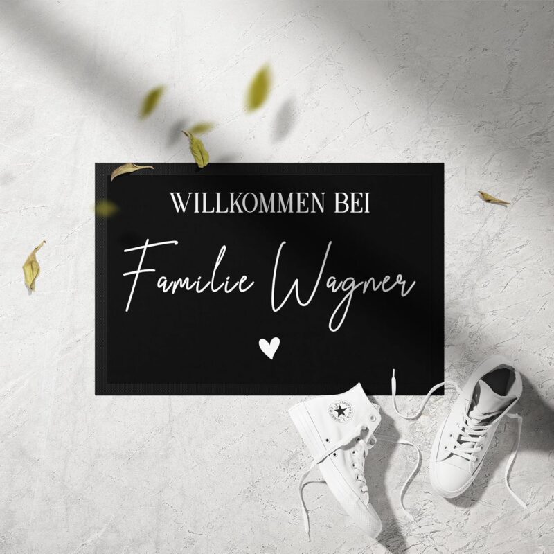 Kiddle-Design Fußmatte personalisiert Herzlich Willkommen Bei mit Wunschname Geschenk Einzug Richtfest Fußabtreter flach & dünn 60x40cm Türvorleger – Bild 2