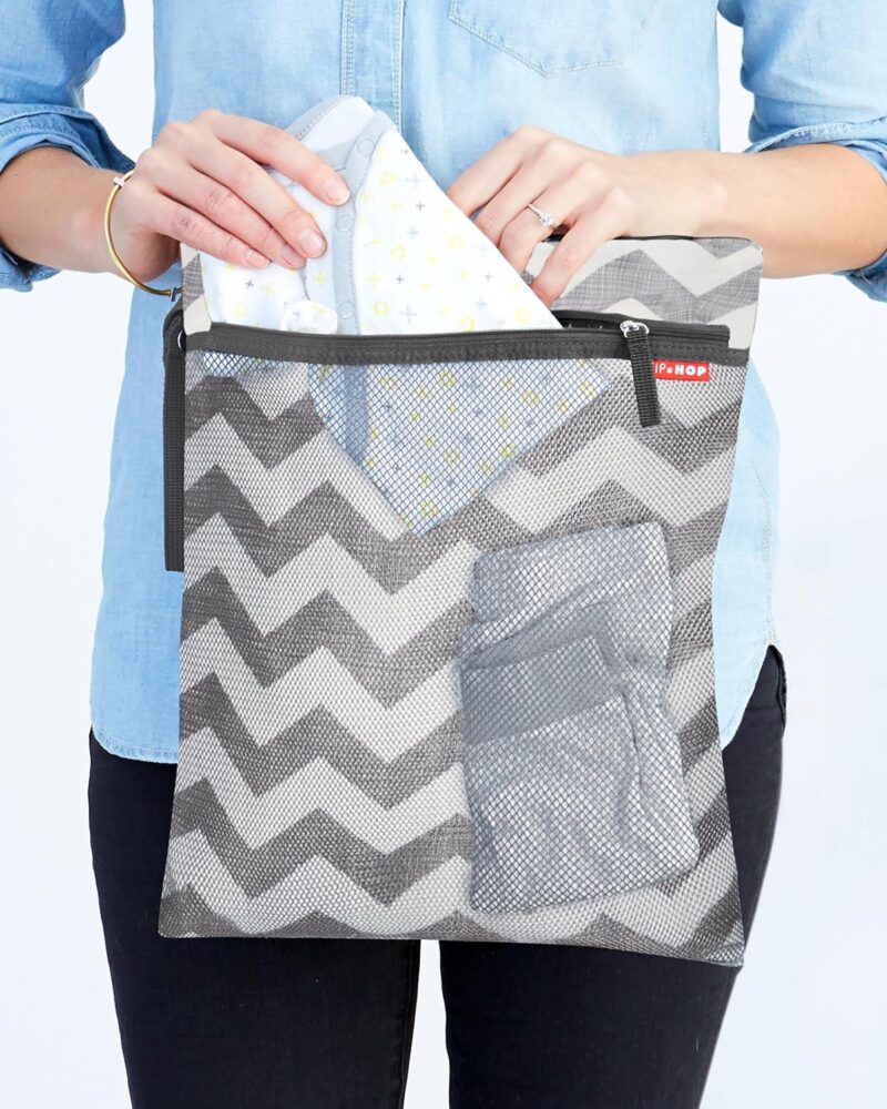 Skip Hop Grab und Go Nass-/Trockentasche mit Winkelstreifen Chevron, mehrfarbig – Bild 3