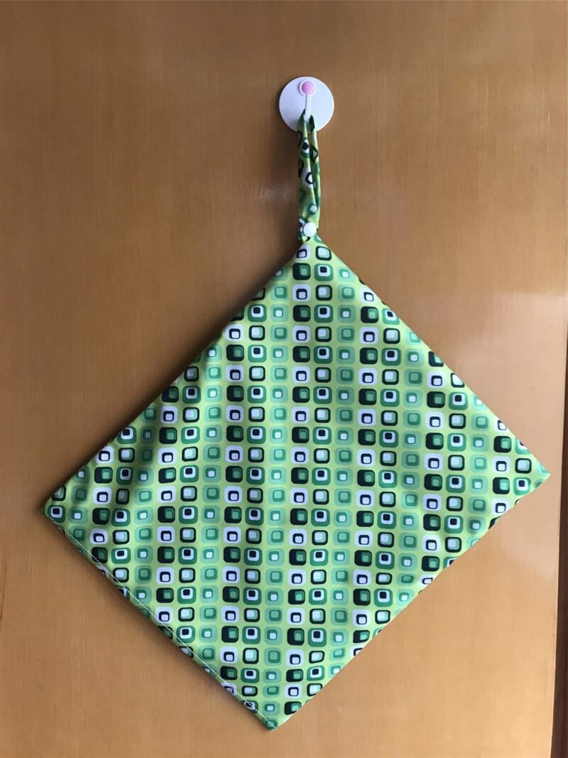 MUMBABY Nasse trockene Tasche für Baby Tuch Windel Windel Tasche wiederverwendbar mit Zwei Reißverschluss Taschen (Green Cubes) – Bild 4