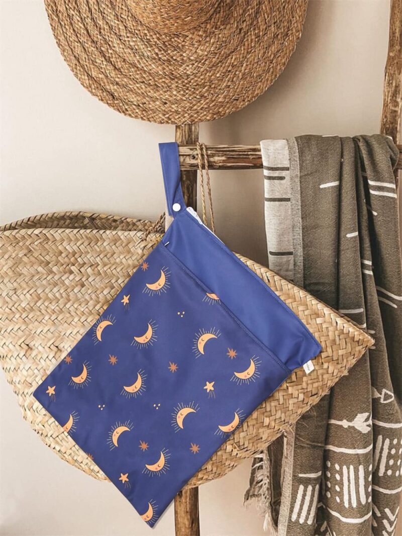 Treer Blau Windeltasche Baby 30x40cm Sterne Mond Wasserdichte Wetbags mit doppelt Reißverschluss - Nass-Trocken-Trennung - Hängende Kleinkind Stoffwindeln Organiser Beutel (Stil B) – Bild 3