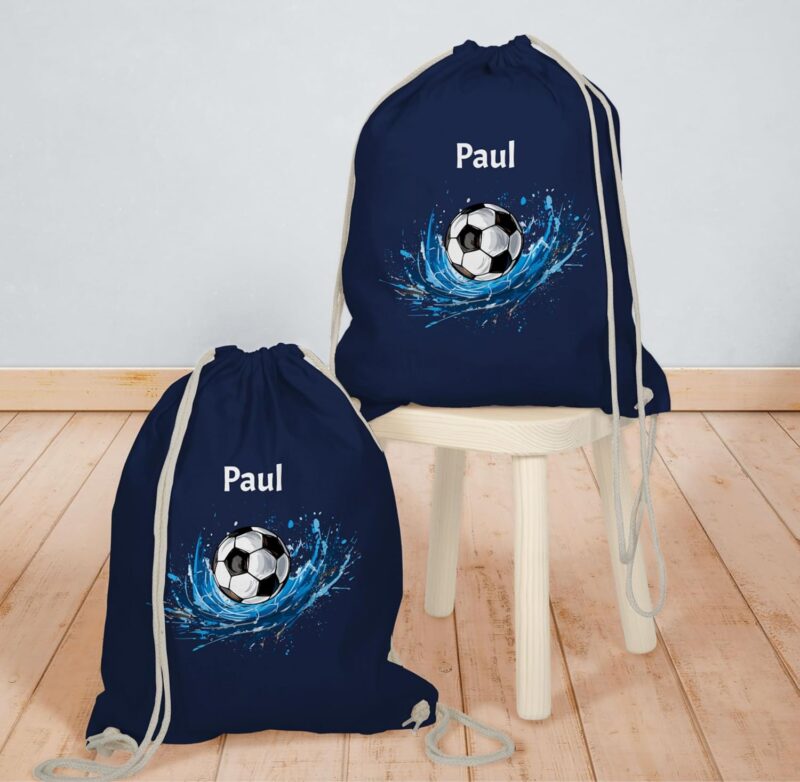 Geschenk mit Namen personalisiert by Shirtracer - Turnbeutel Rucksack - Fußball Fußballfan Fußballbegeistertes Fußballliebender Junge mit Name – Bild 6