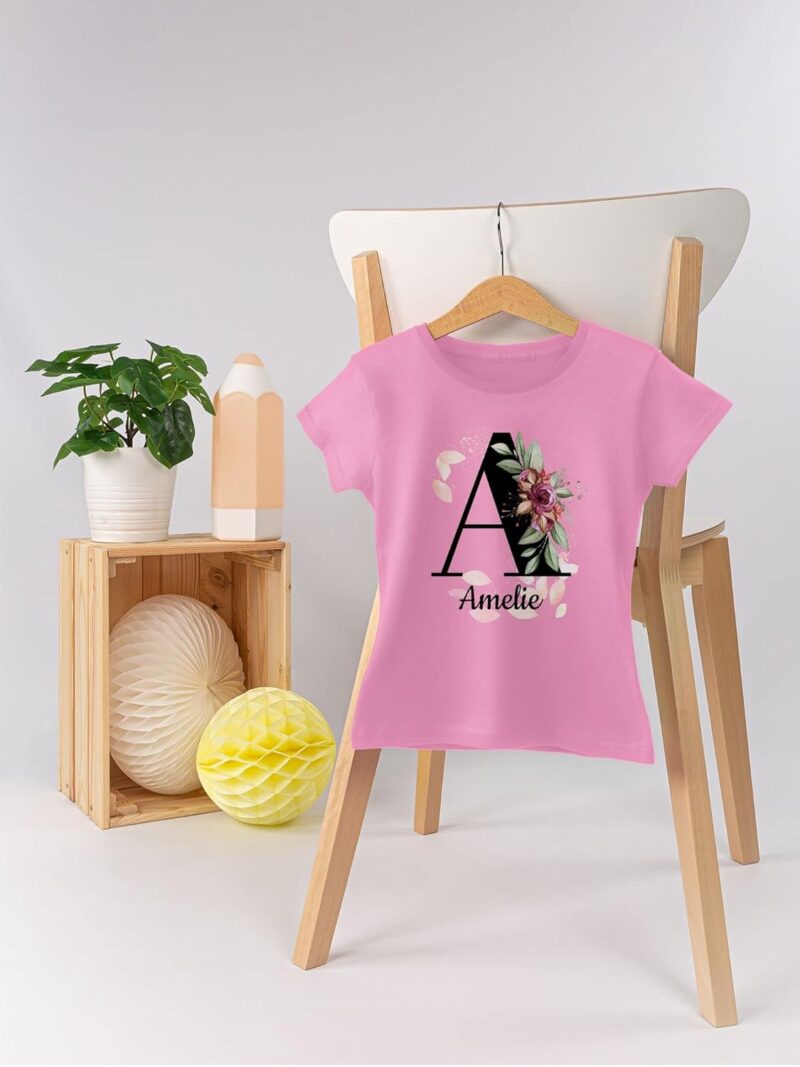 Geschenk mit Namen personalisiert by Shirtracer - T-Shirt Mädchen - Anfangsbuchstabe Name - Buchstabe anpassbar – Bild 6