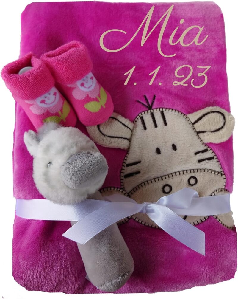 Wuff-Dogsworld Babydecke mit Namen Bestickt + Zugabe Babyrassel oder Babysocken Geschenk Baby Taufe Geburt Junge Mädchen – Bild 4