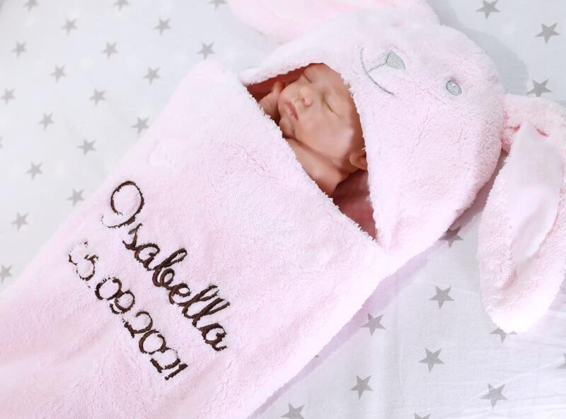 Babydecke mit Namen und Datum bestickt - Baby Geschenke Geburt - süße Tiere - (Rosa - Hase 2) – Bild 3