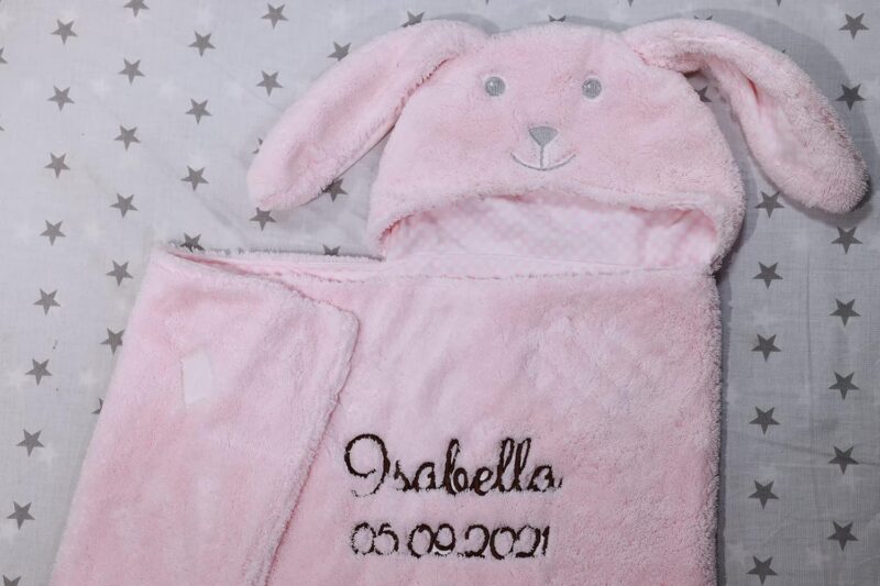 Babydecke mit Namen und Datum bestickt - Baby Geschenke Geburt - süße Tiere - (Rosa - Hase 2) – Bild 4