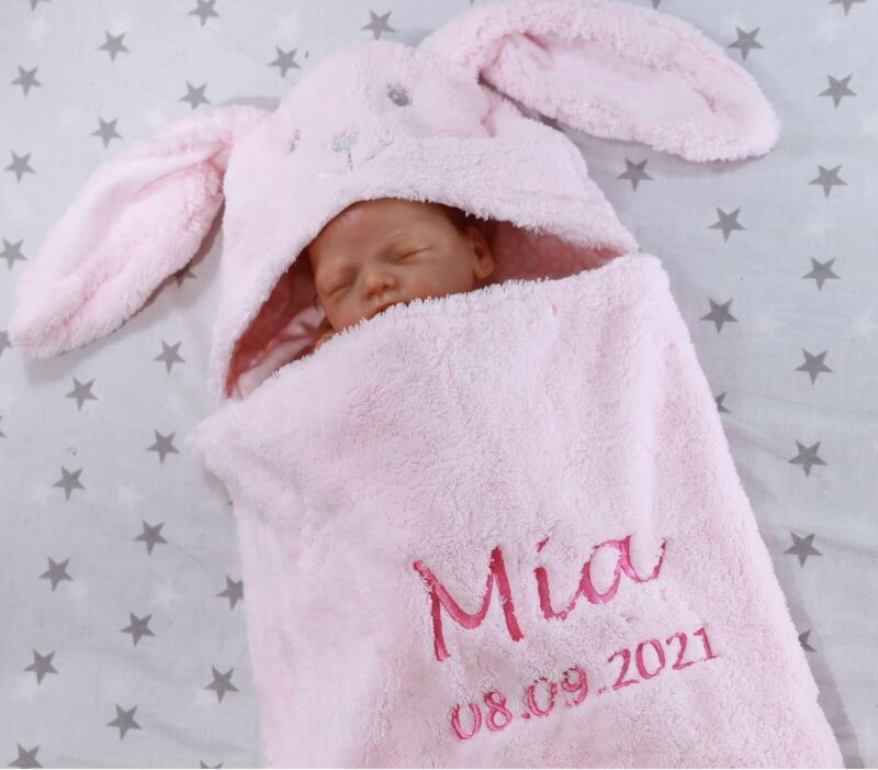 Babydecke mit Namen und Datum bestickt - Baby Geschenke Geburt - süße Tiere - (Rosa - Hase 2) – Bild 2