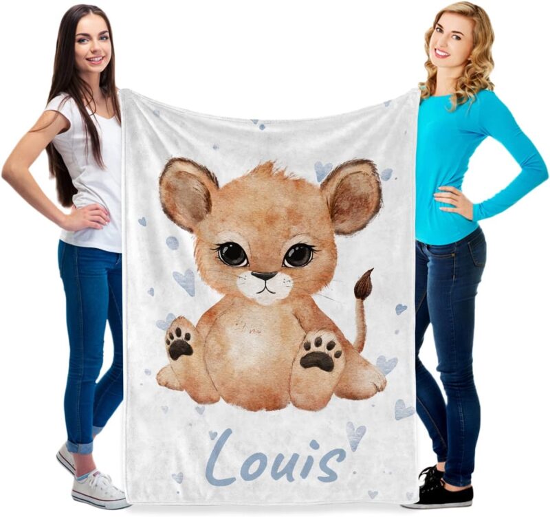 Personalisierte Babydecke mit Löwe, Name, Geburtsdatum und Motivfarbe - Weiche Fleecedecke - Baby Decke - Kuscheldecke mit Namen (Lion small Hearts) – Bild 2