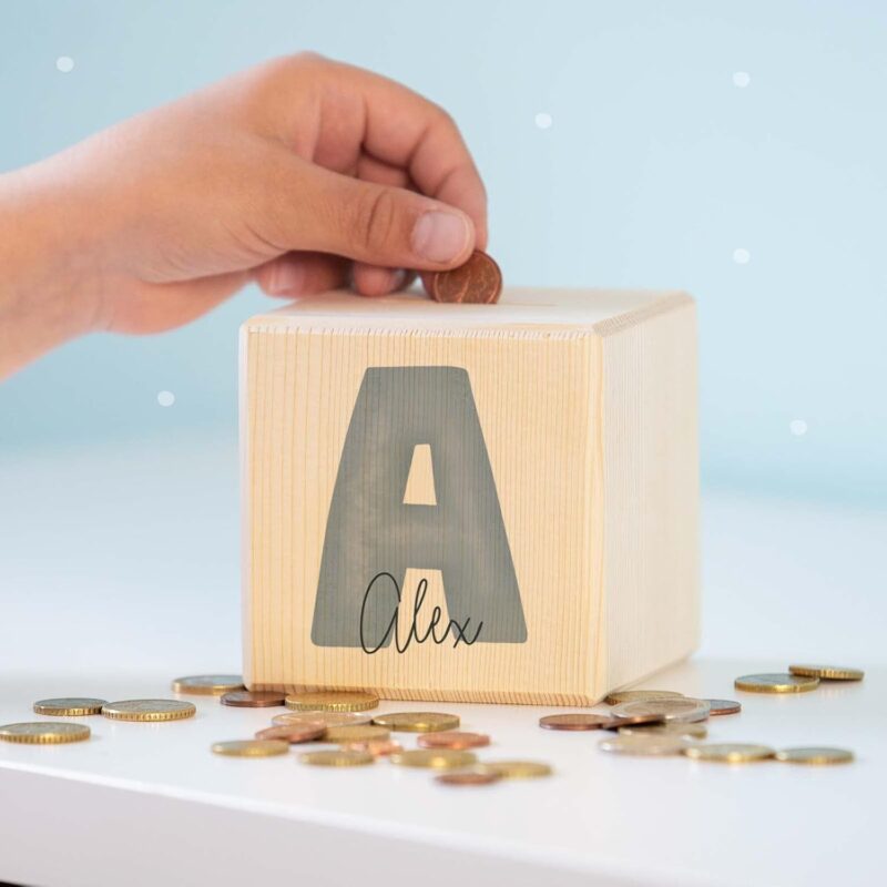 Personalisierte Kinder Spardose mit Namen aus Holz Geschenk Geschenkideen zum Geburtstag zur Einschulung, Taufe, Geburt Sparschwein Motiv Buchstabe für Jungen und Mädchen hellomini (blau) – Bild 3