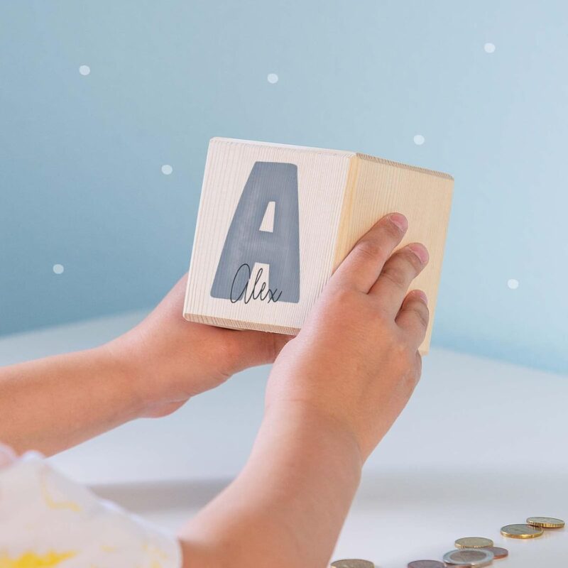 Personalisierte Kinder Spardose mit Namen aus Holz Geschenk Geschenkideen zum Geburtstag zur Einschulung, Taufe, Geburt Sparschwein Motiv Buchstabe für Jungen und Mädchen hellomini (blau) – Bild 4