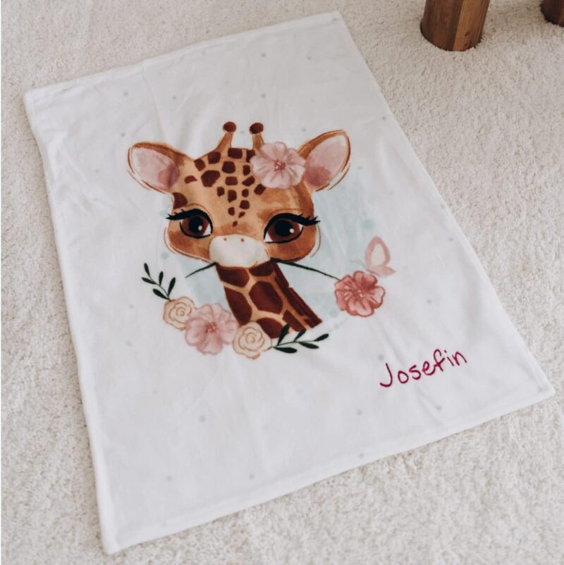 Wolimbo Babydecke mit Namen personalisiert - Motiv Giraffe weiß - Besticktes Geschenk für Mädchen und Junge – Bild 3