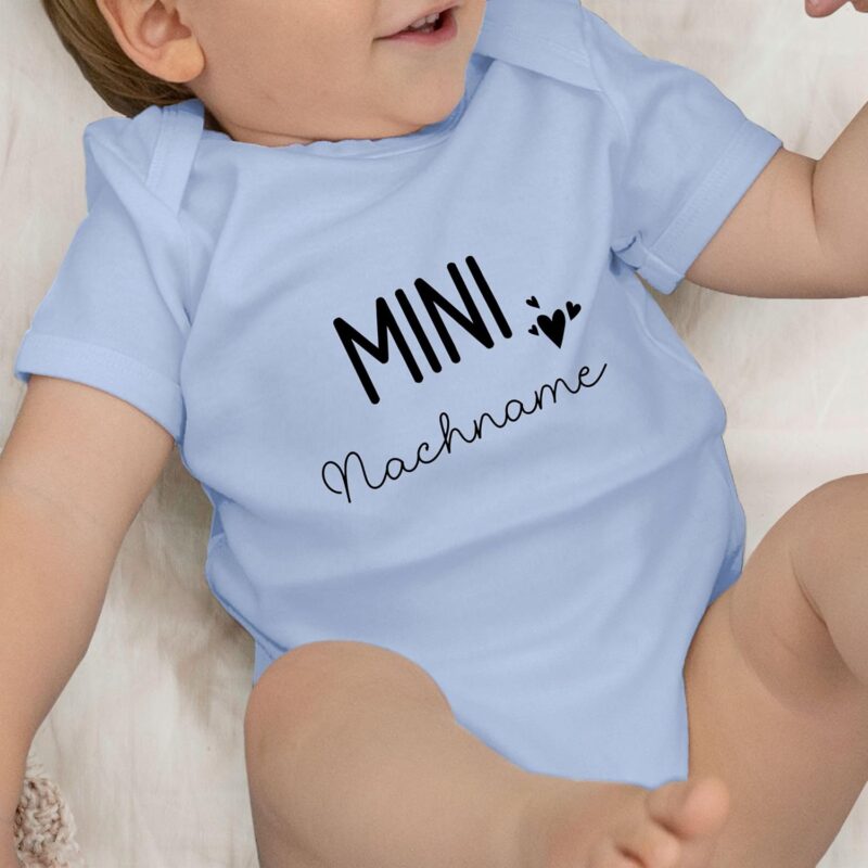 Geschenk mit Namen personalisiert by Shirtracer - Body Junge Mädchen - Zur - Mini Nachname | Schwangerschaft verkünden Geschenk Geburt Baby – Bild 8