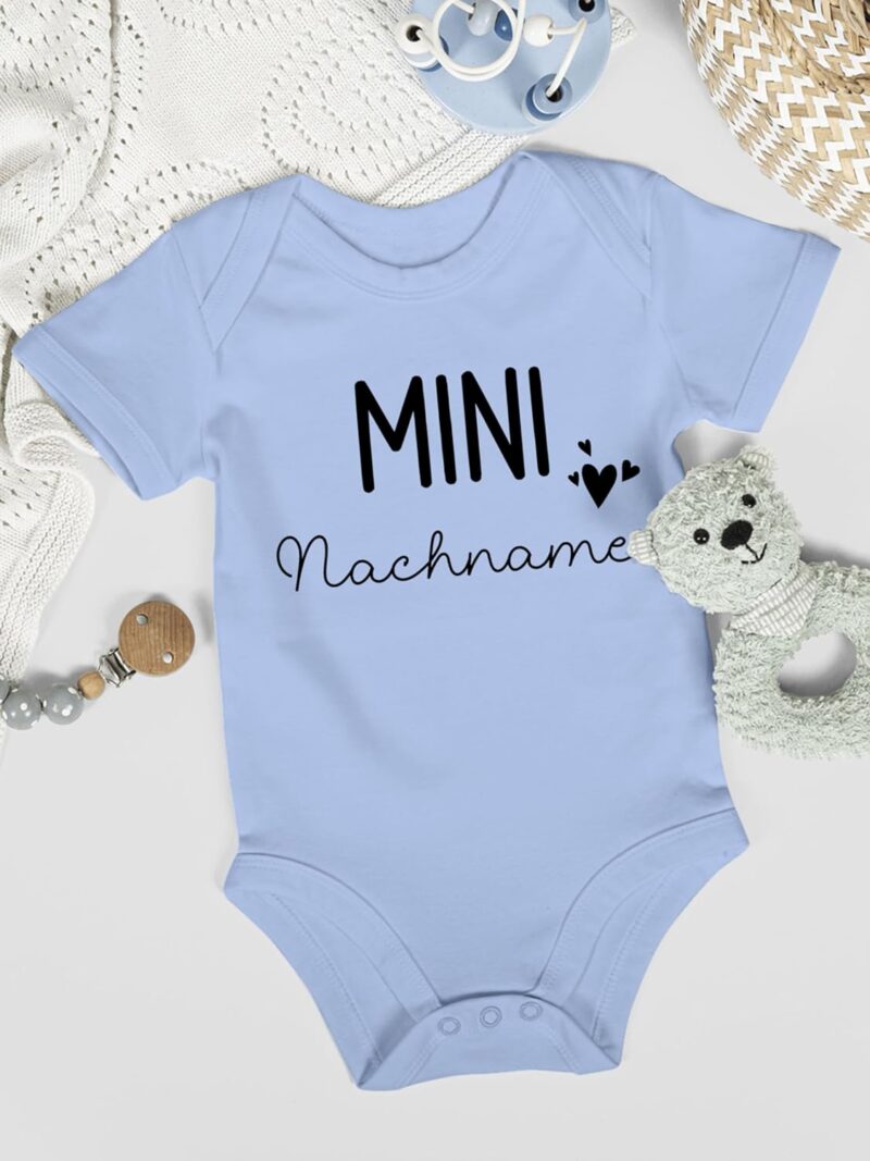 Geschenk mit Namen personalisiert by Shirtracer - Body Junge Mädchen - Zur - Mini Nachname | Schwangerschaft verkünden Geschenk Geburt Baby – Bild 9