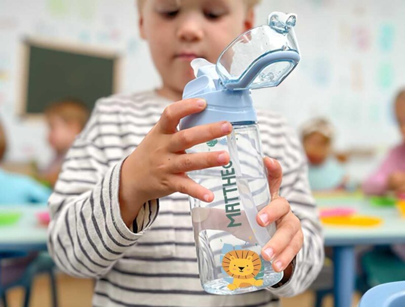 gutmarkiert - Kindertrinkflasche Personalisiert mit Strohhalm. Trinkflasche mit Namen und Motiv personalisierbar. Spülmaschinenfest. Auslaufsicherer Deckel. 450ml. (Dunkelblau) – Bild 2